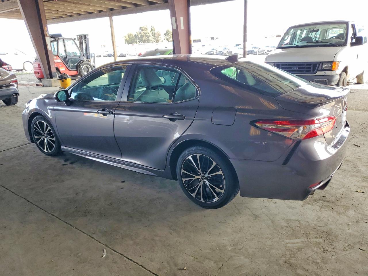 2020 TOYOTA CAMRY SE photo 2