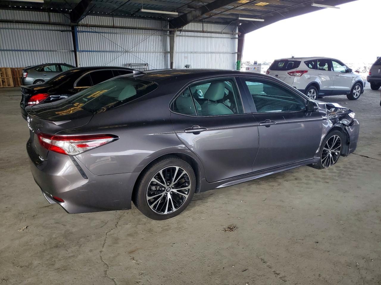 2020 TOYOTA CAMRY SE photo 3