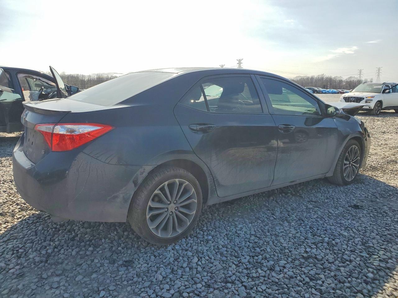 2014 TOYOTA COROLLA photo 3