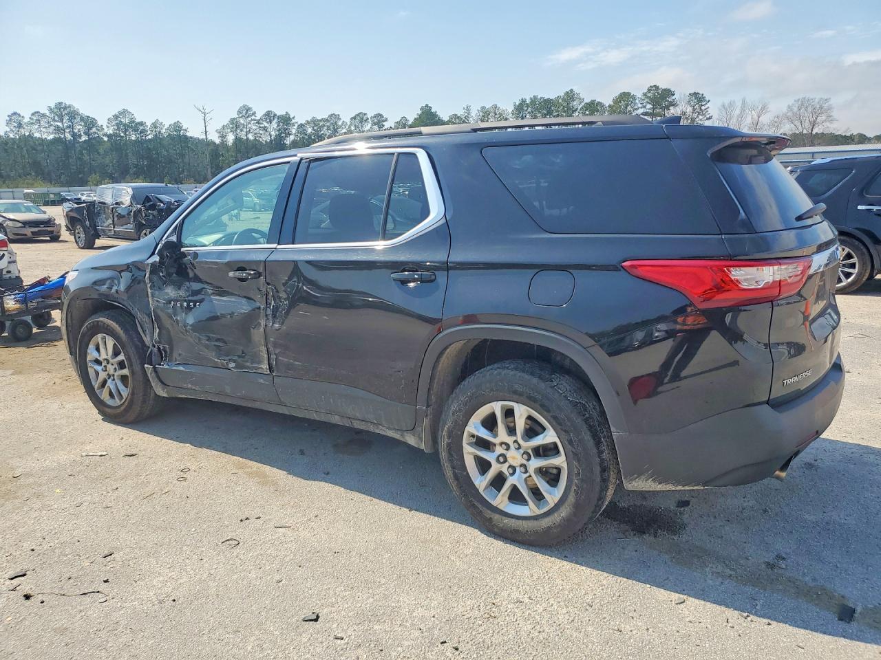 2019 CHEVROLET TRAVERSE LT photo 2