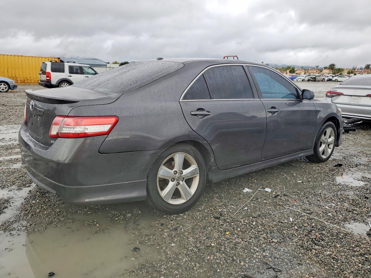 2011 TOYOTA CAMRY SE photo 3