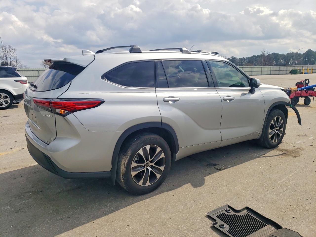 2022 TOYOTA HIGHLANDER HYBRID XLE photo 3