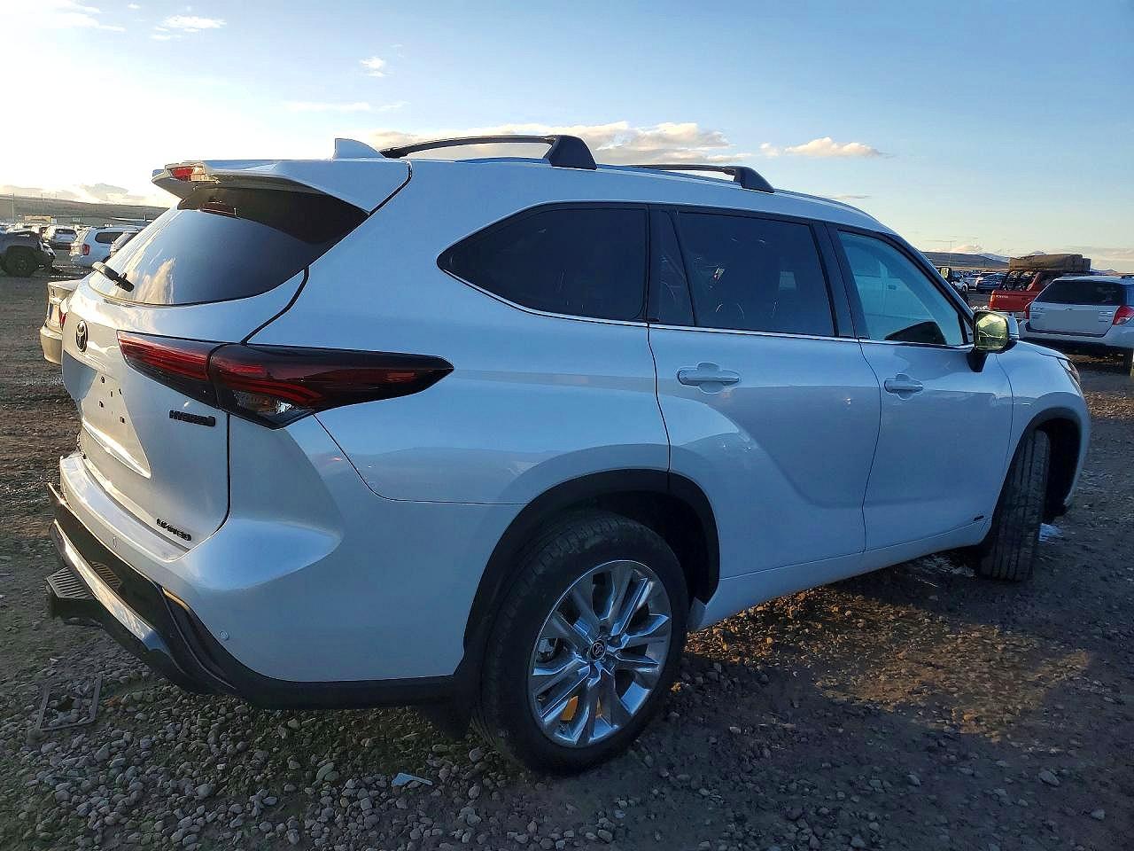 2024 TOYOTA HIGHLANDER HYBRID LIMITED photo 3