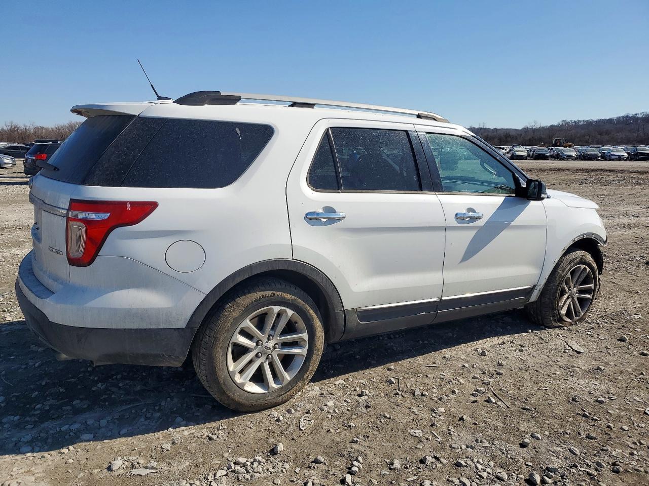 2015 FORD EXPLORER XLT photo 3