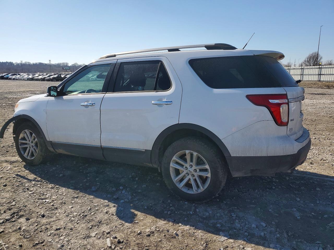 2015 FORD EXPLORER XLT photo 2