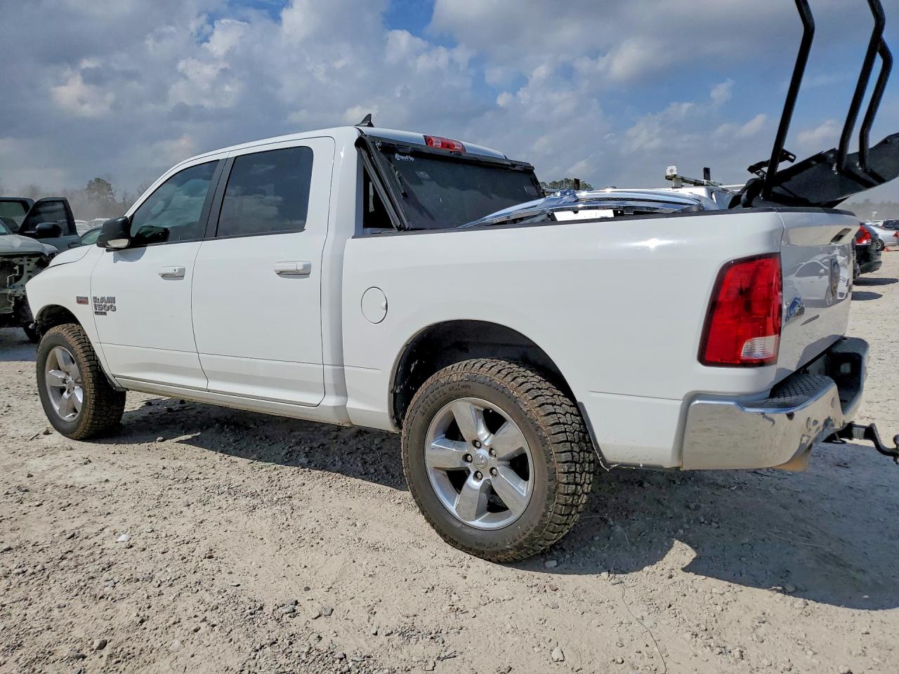 2019 RAM 1500 CLASSIC SLT photo 3