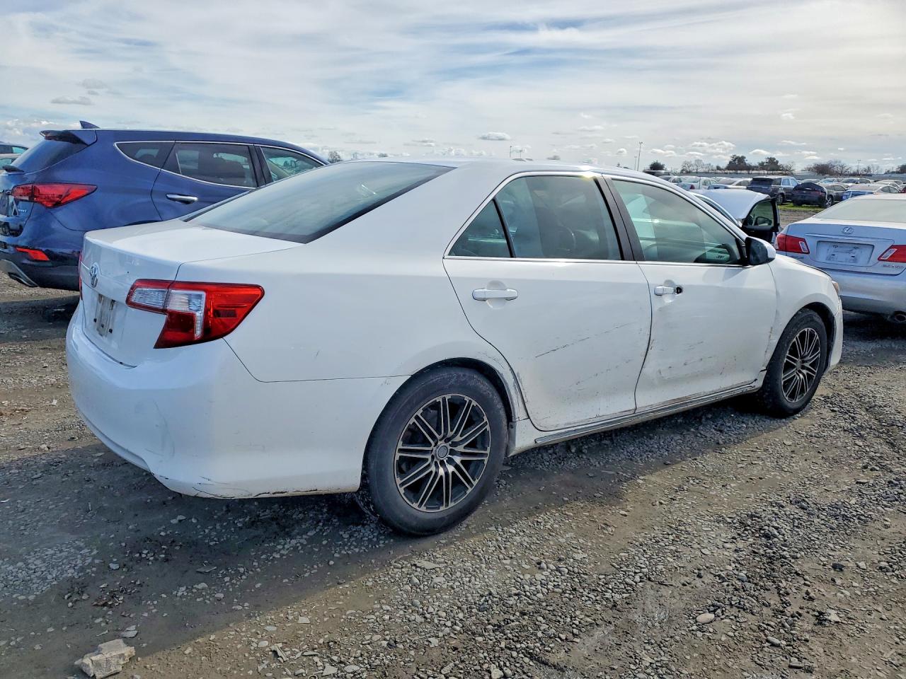 2014 TOYOTA CAMRY L photo 3