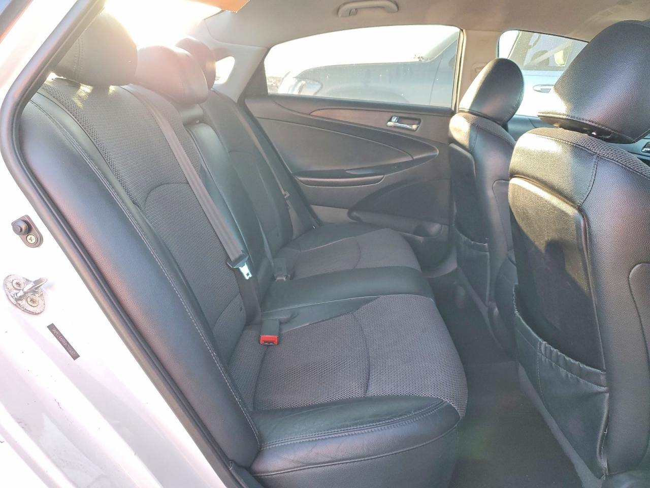 2011 HYUNDAI SONATA SE photo 28