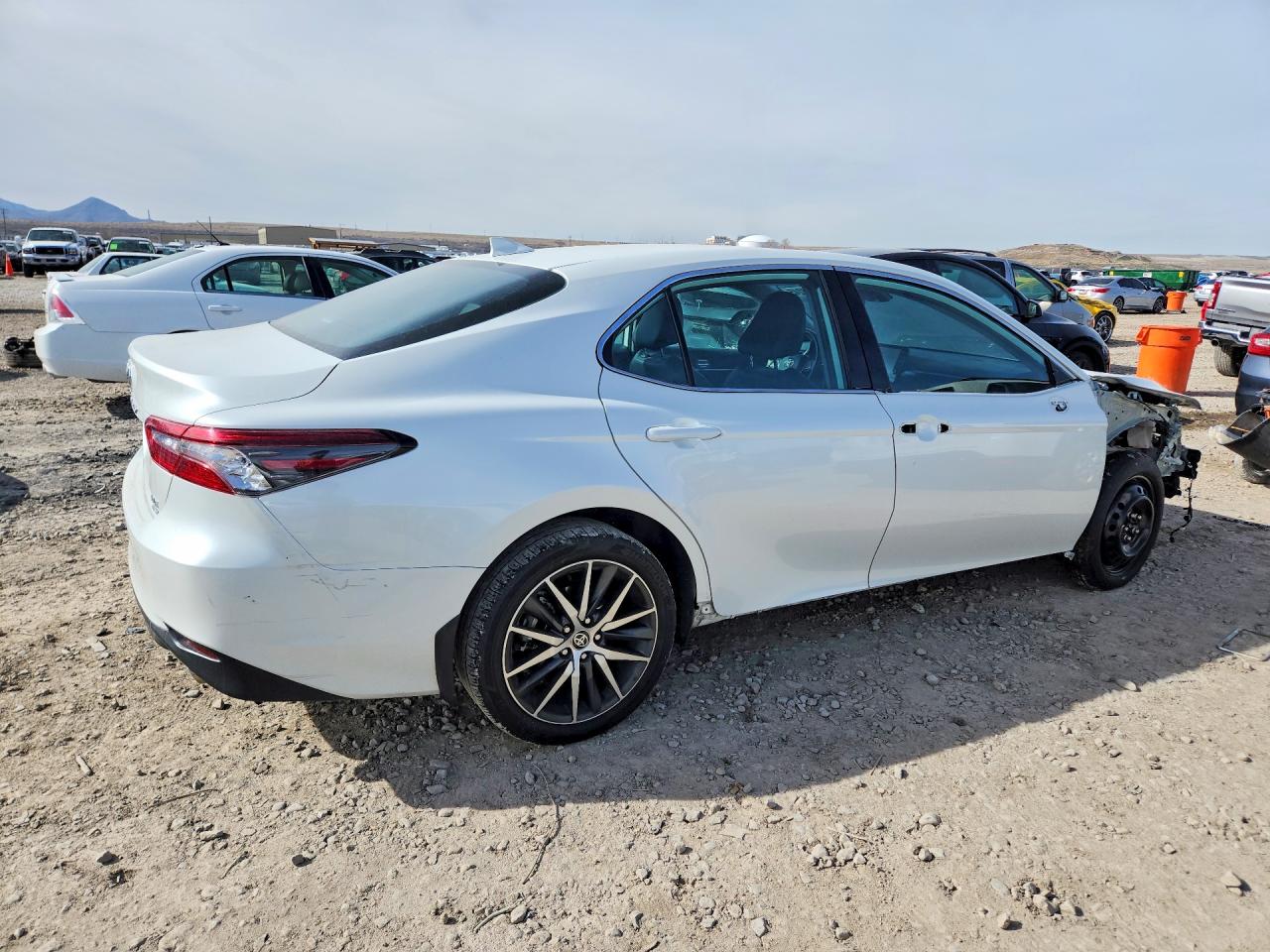 2022 TOYOTA CAMRY XLE photo 3