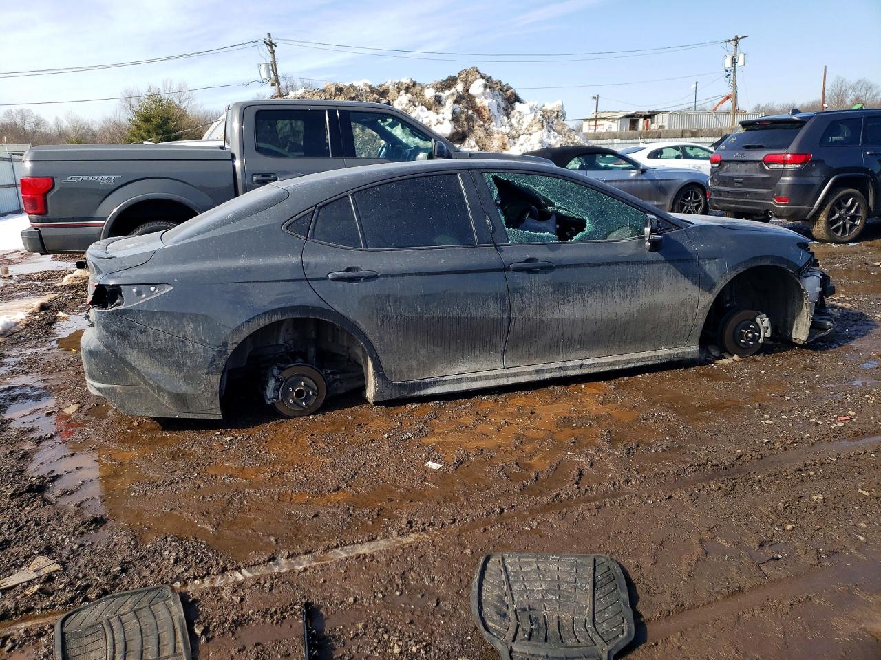 2025 TOYOTA CAMRY SE photo 3