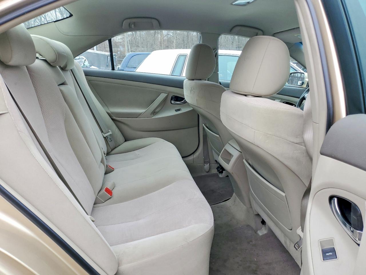 2011 TOYOTA CAMRY photo 10