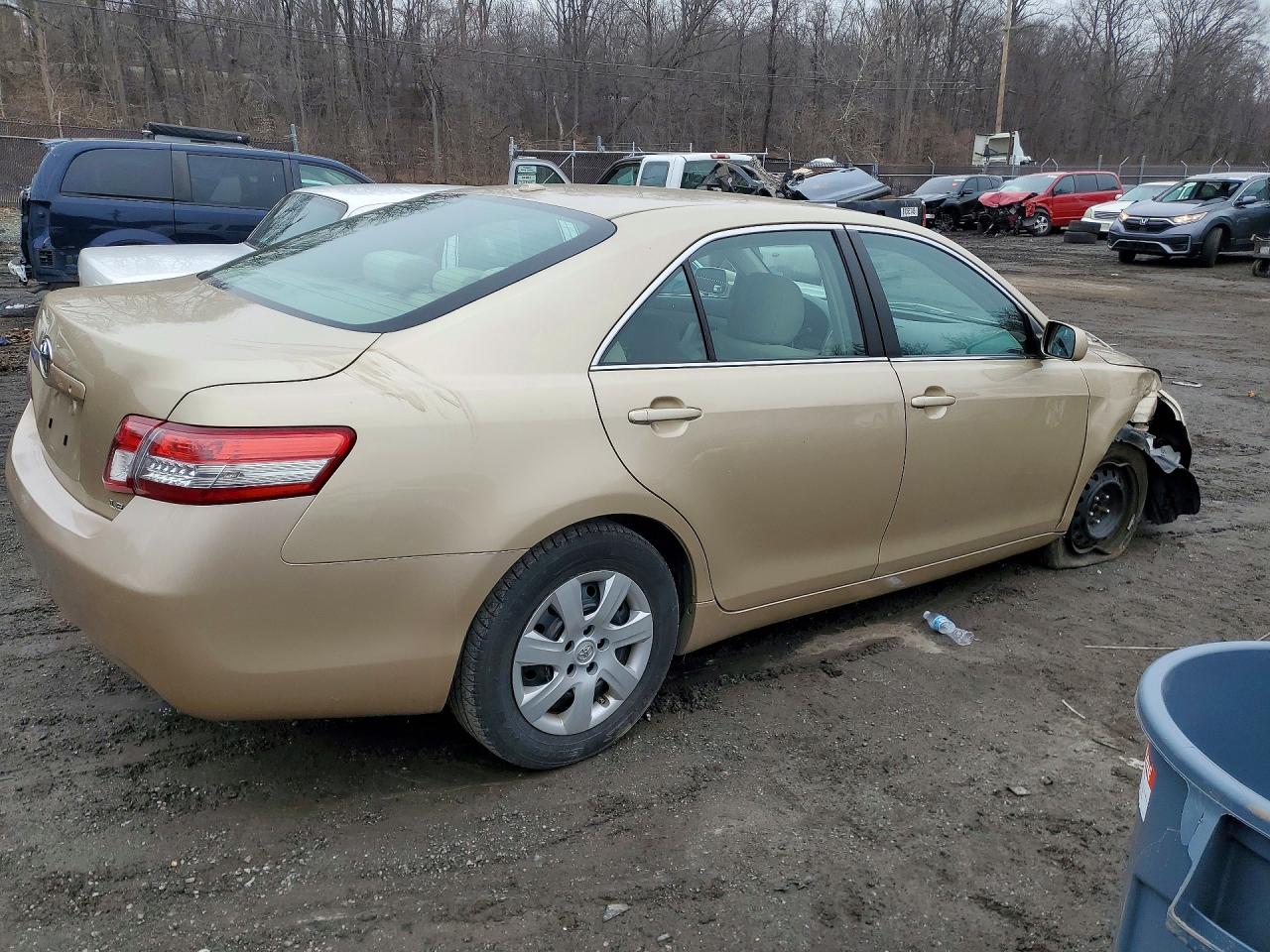2011 TOYOTA CAMRY photo 3