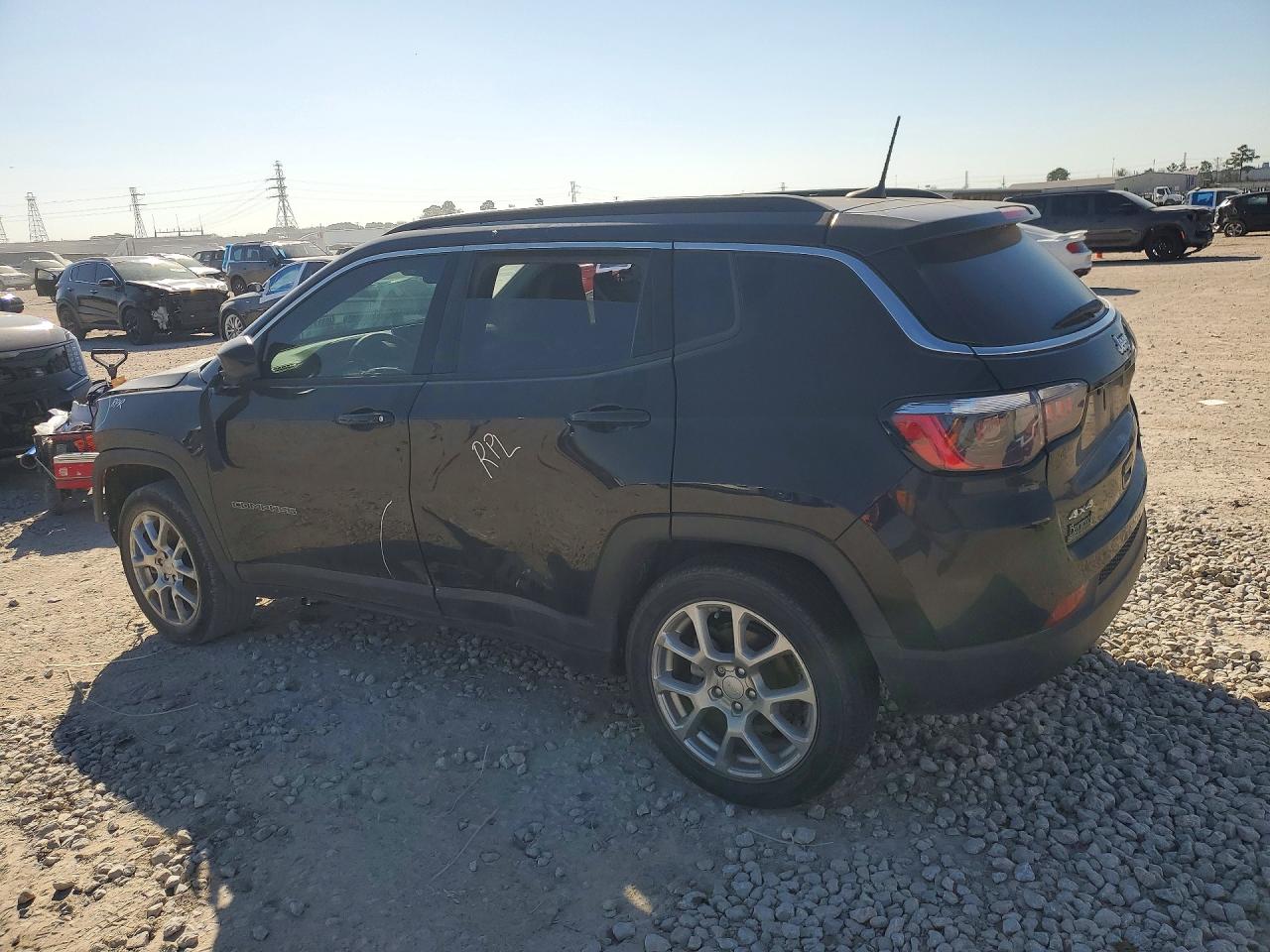 2024 JEEP COMPASS LATITUDE LUX photo 2