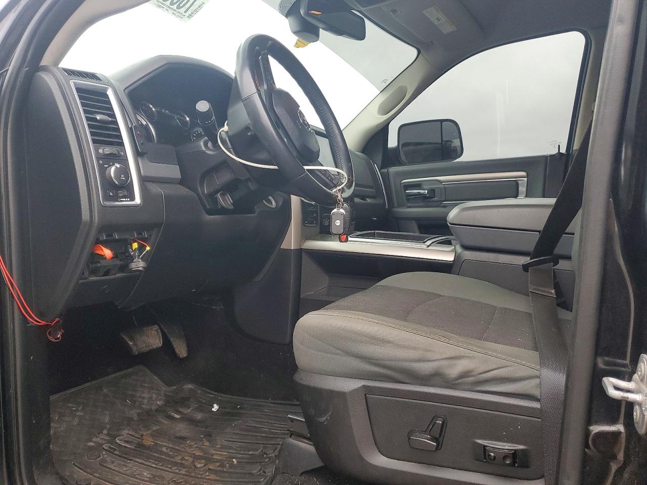 2015 RAM 1500 SLT photo 13