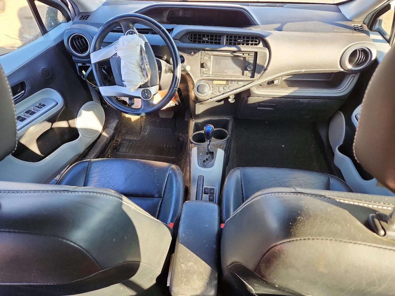 2013 TOYOTA PRIUS C FOUR photo 8