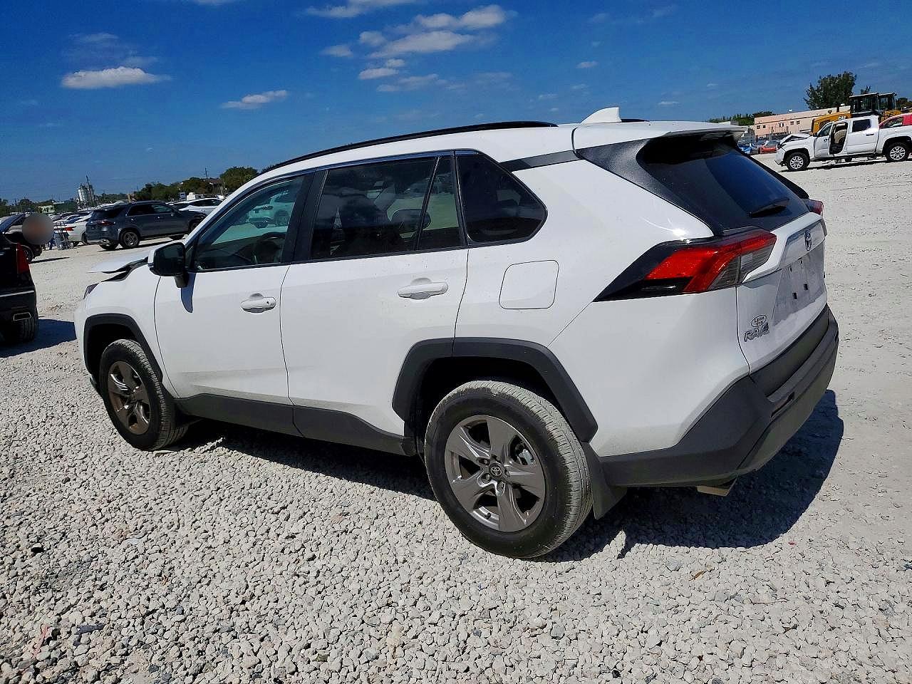 2025 TOYOTA RAV4 XLE photo 4