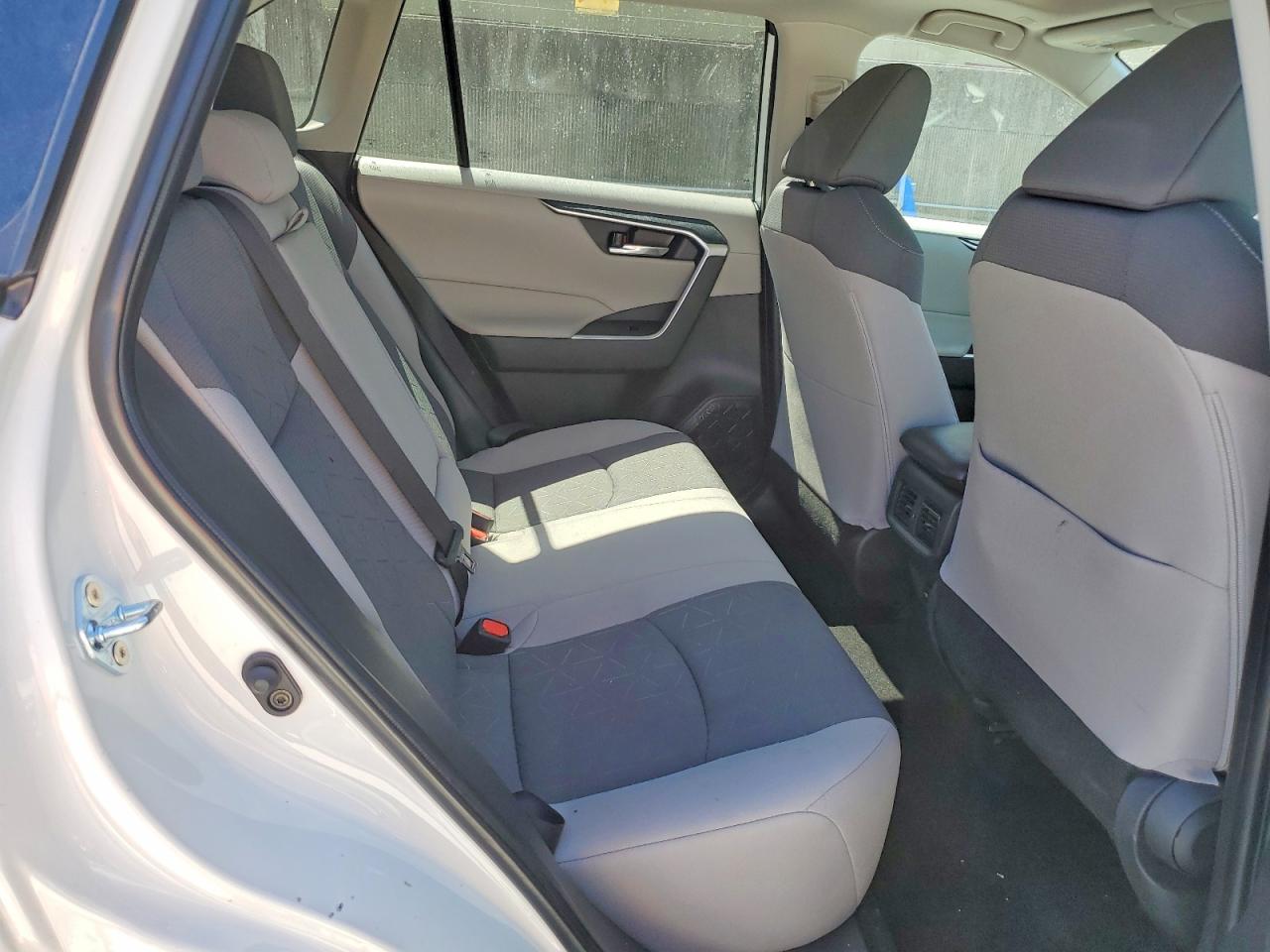 2025 TOYOTA RAV4 XLE photo 28