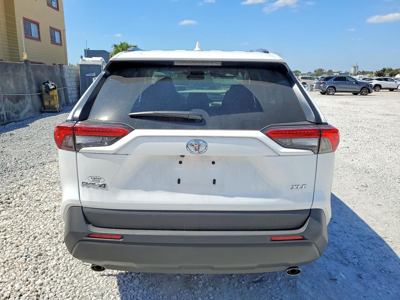 2025 TOYOTA RAV4 XLE photo 16