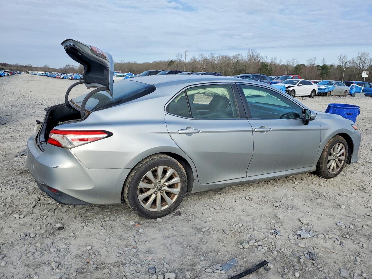 2018 TOYOTA CAMRY L photo 3