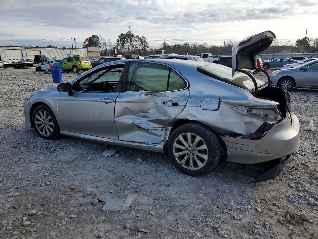 2018 TOYOTA CAMRY L photo 2