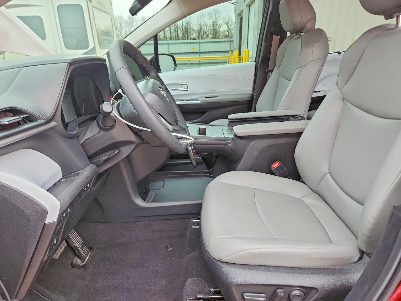 2025 TOYOTA SIENNA XLE 7-PASSENGER photo 13