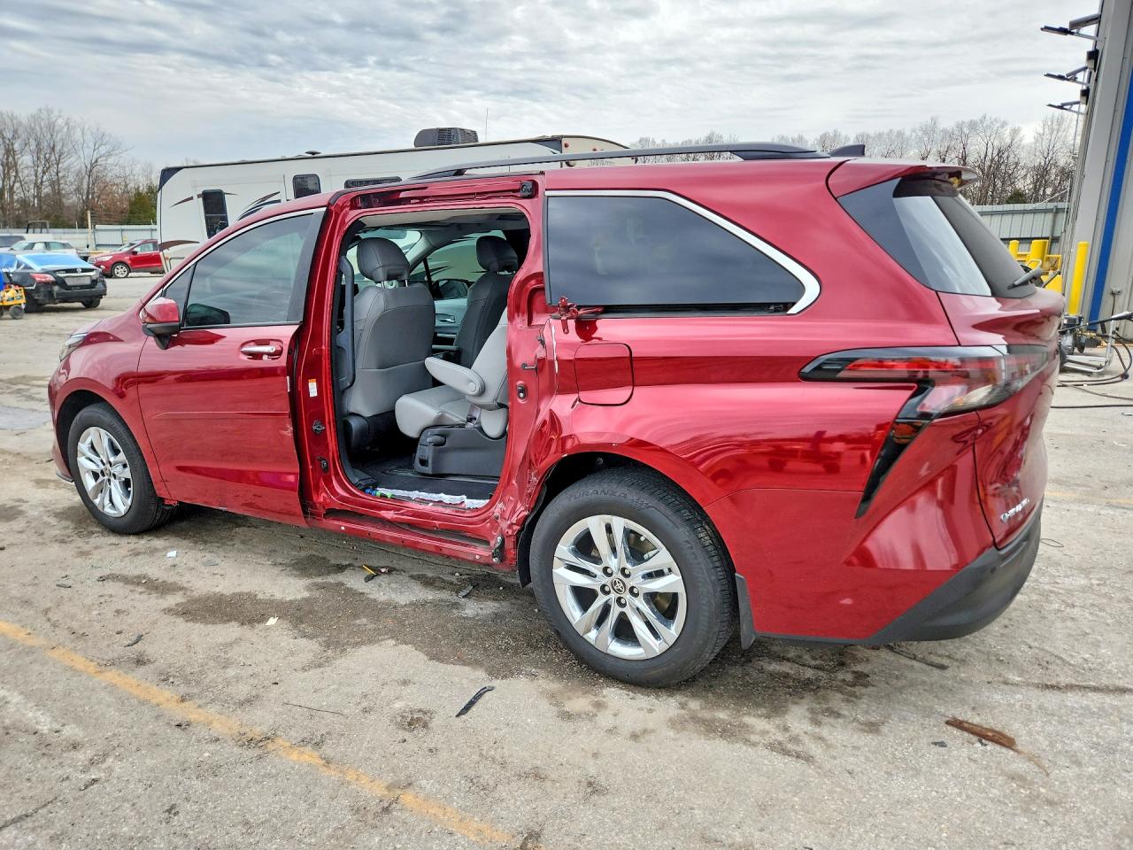 2025 TOYOTA SIENNA XLE 7-PASSENGER photo 3