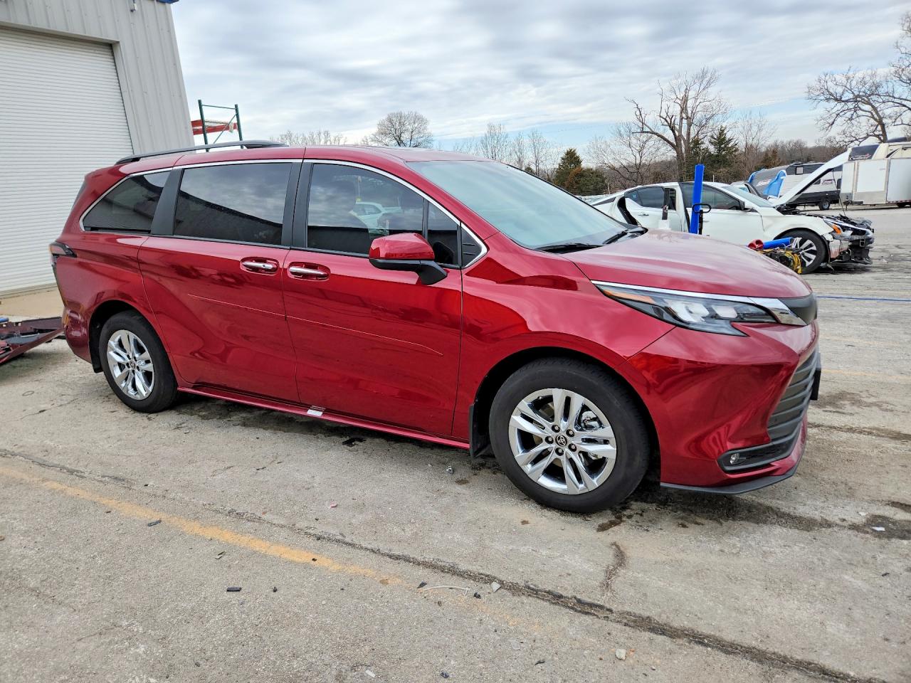 2025 TOYOTA SIENNA XLE 7-PASSENGER photo 7