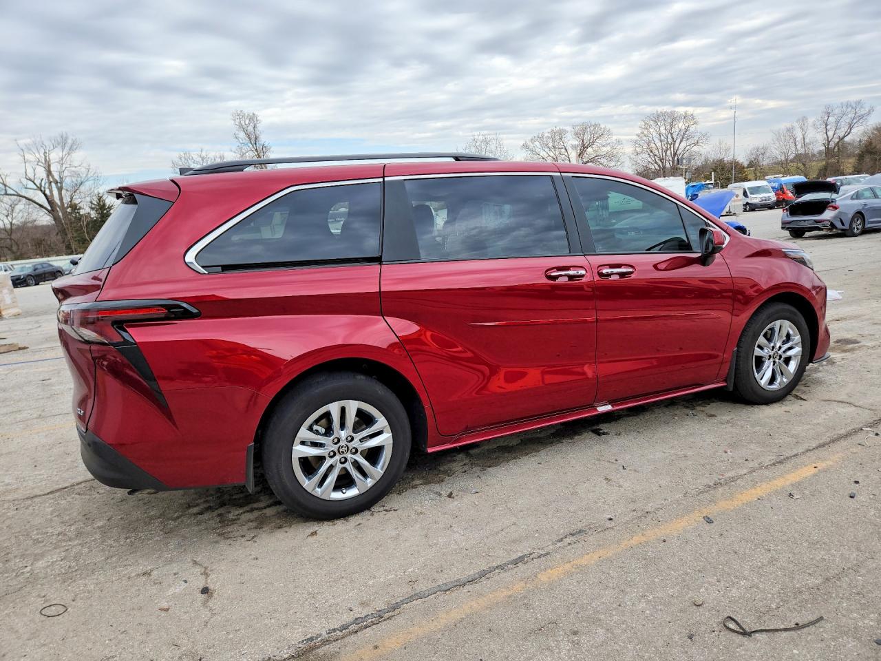 2025 TOYOTA SIENNA XLE 7-PASSENGER photo 5