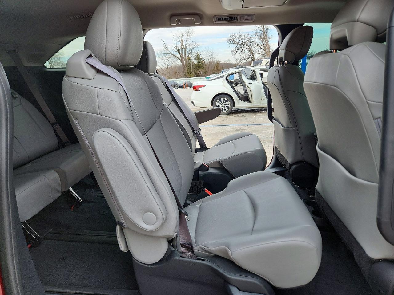 2025 TOYOTA SIENNA XLE 7-PASSENGER photo 21
