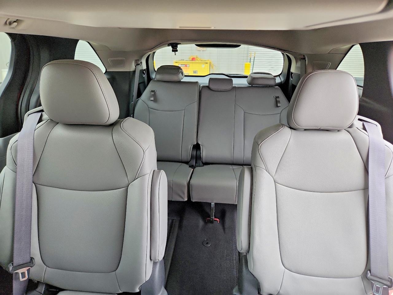 2025 TOYOTA SIENNA XLE 7-PASSENGER photo 19