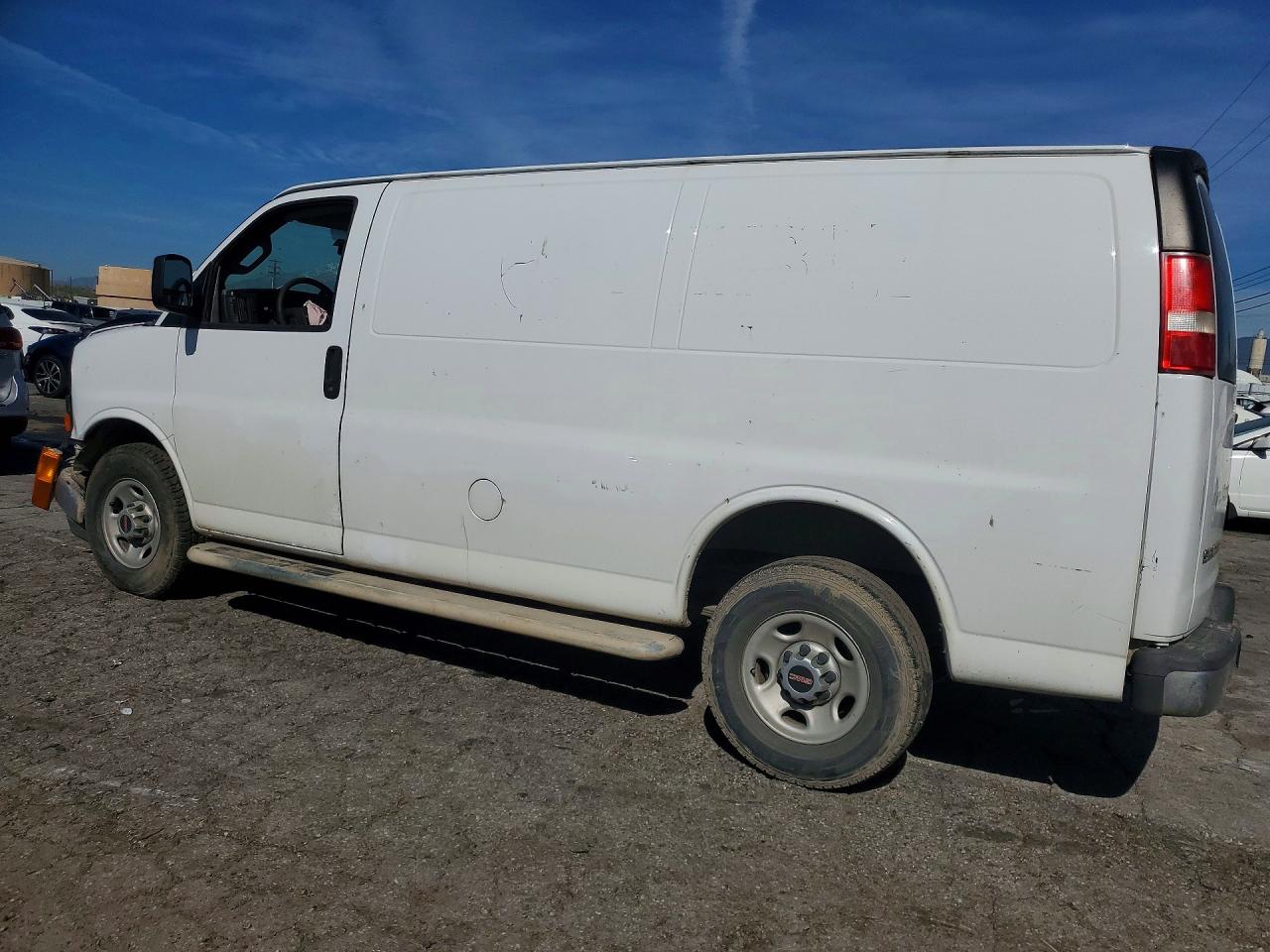 2017 GMC SAVANA photo 2