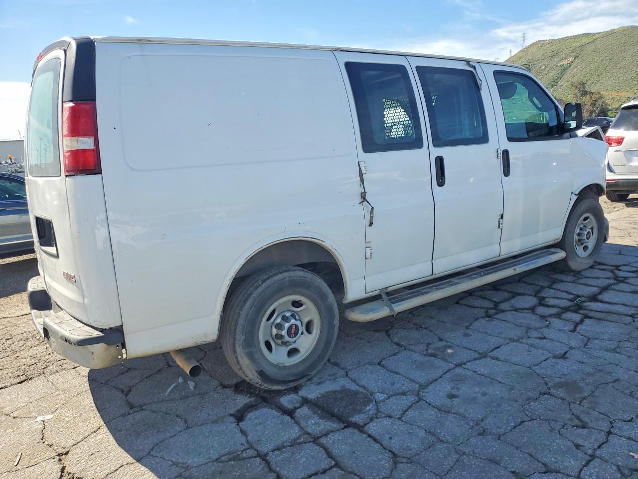2017 GMC SAVANA photo 3