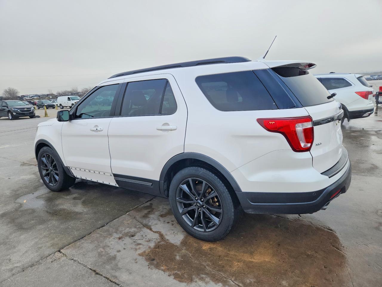 2018 FORD EXPLORER XLT photo 4