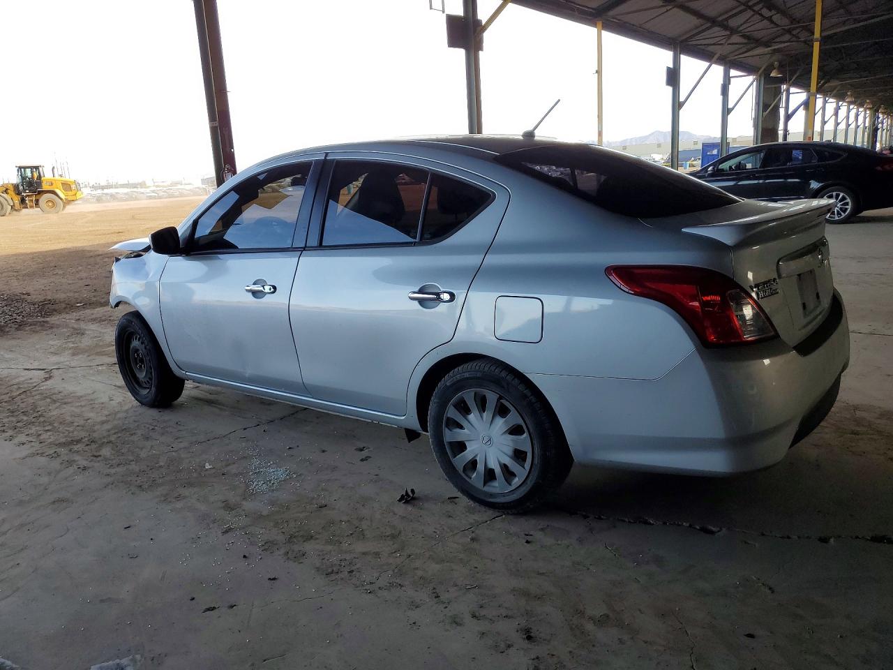 2019 NISSAN VERSA SV photo 3