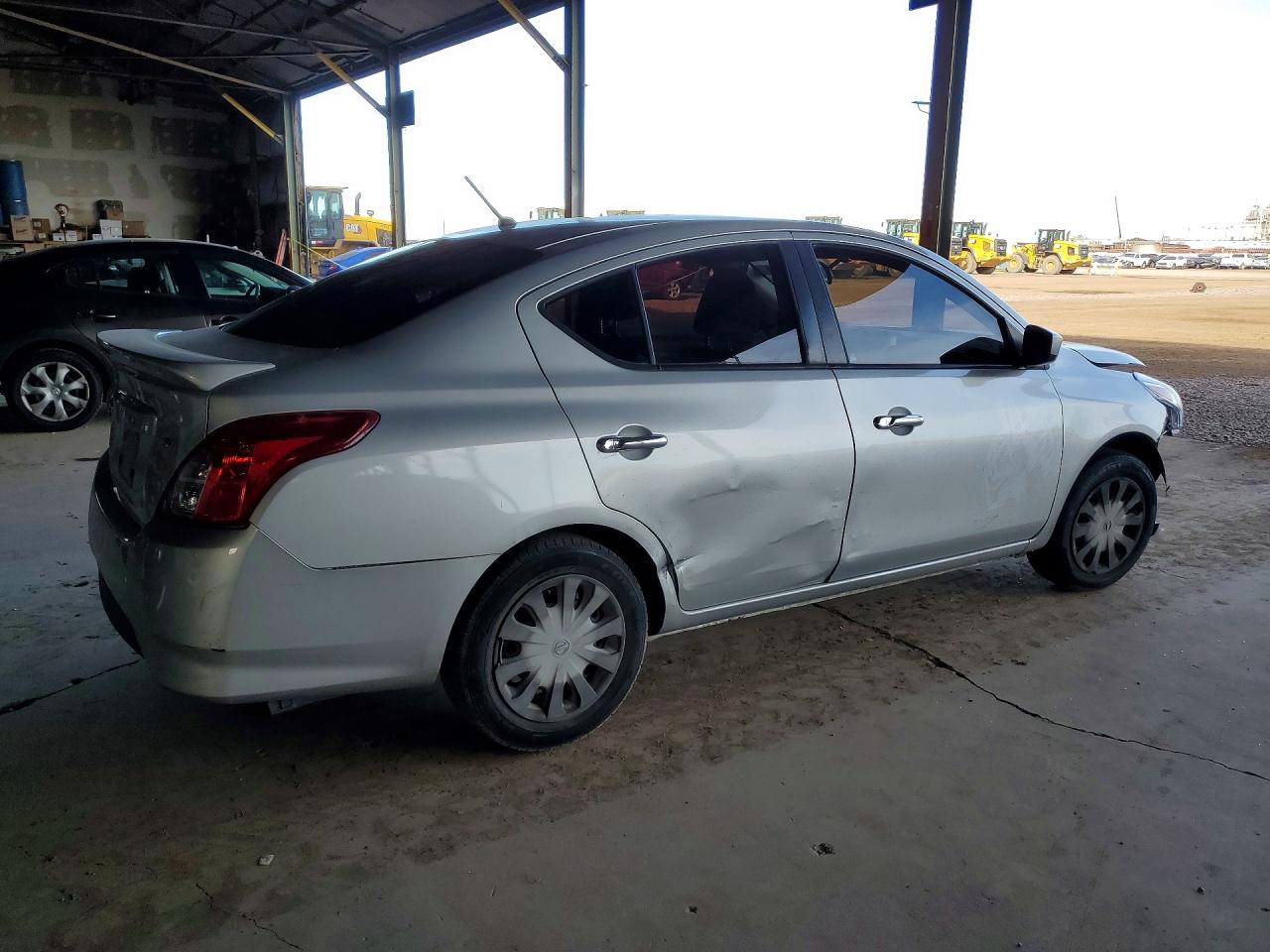 2019 NISSAN VERSA SV photo 5