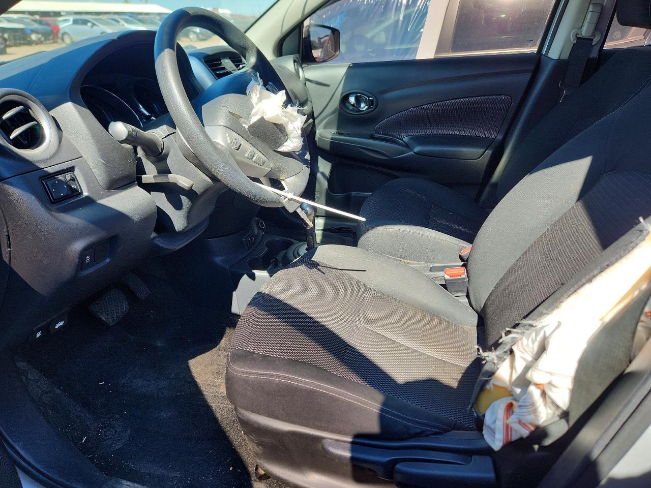 2019 NISSAN VERSA SV photo 13