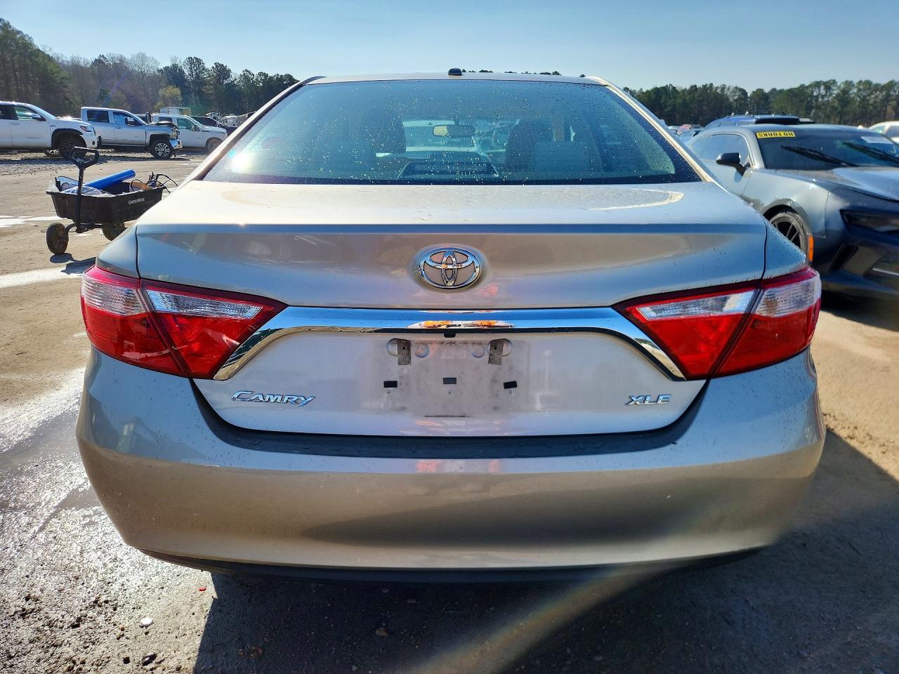 2015 TOYOTA CAMRY XLE photo 16