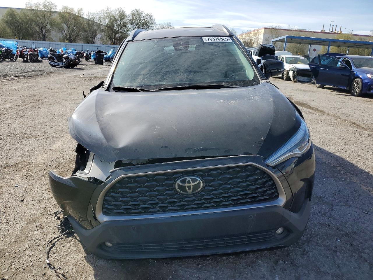 2022 TOYOTA COROLLA CROSS XLE photo 5