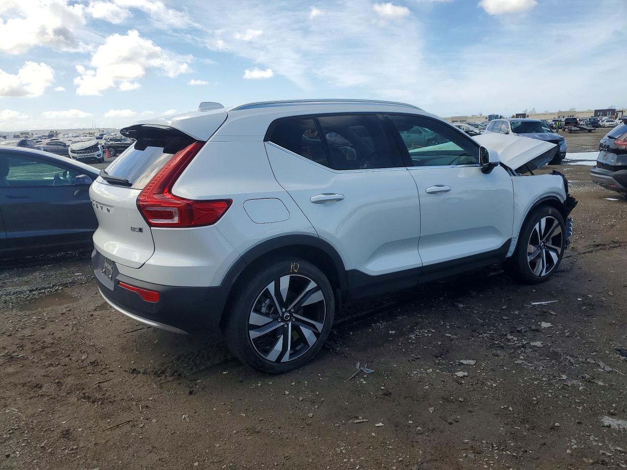 2023 VOLVO XC40 ULTIMATE photo 3