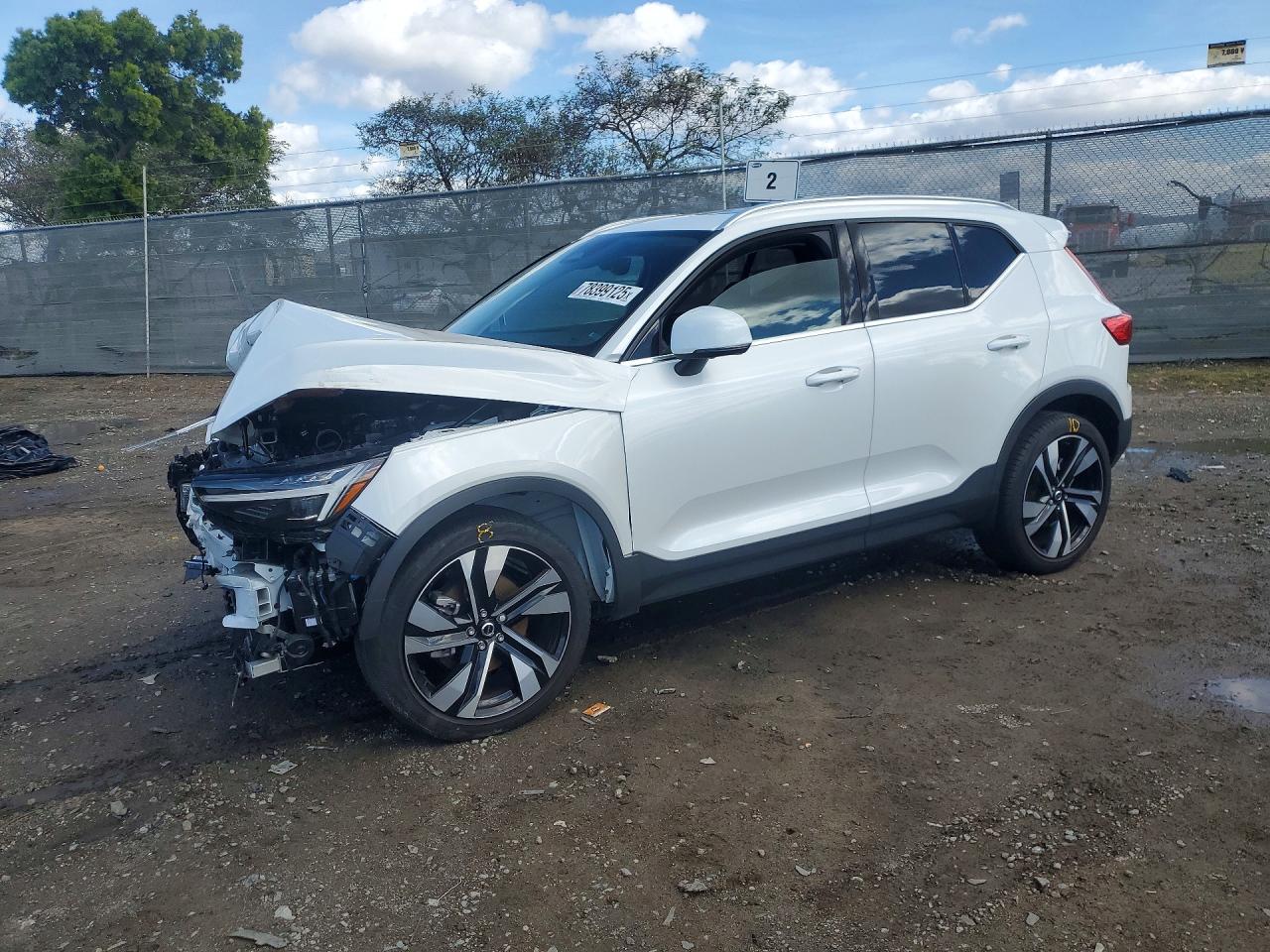 2023 VOLVO XC40
