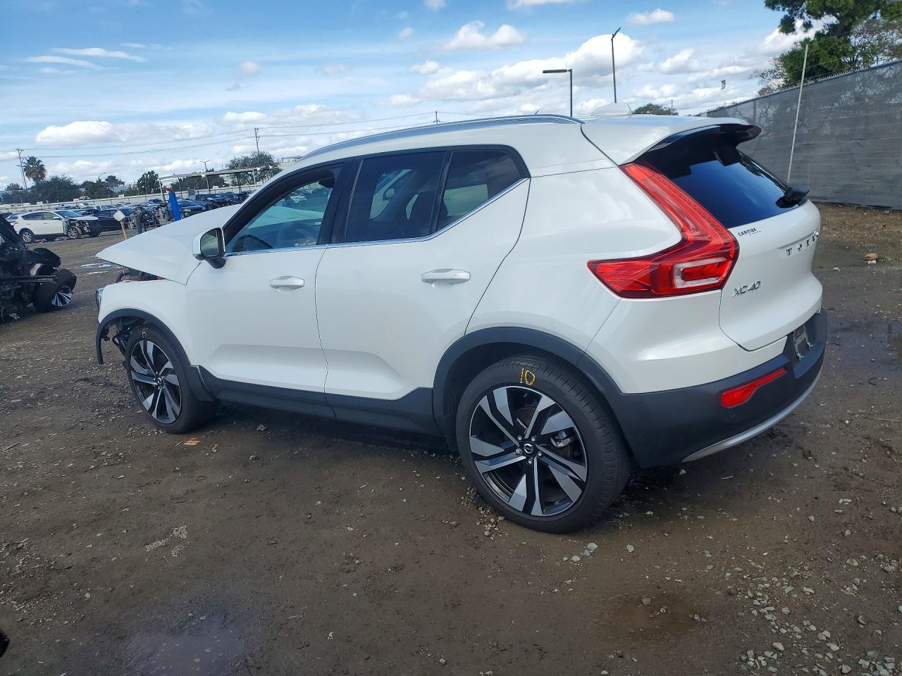 2023 VOLVO XC40 ULTIMATE photo 2