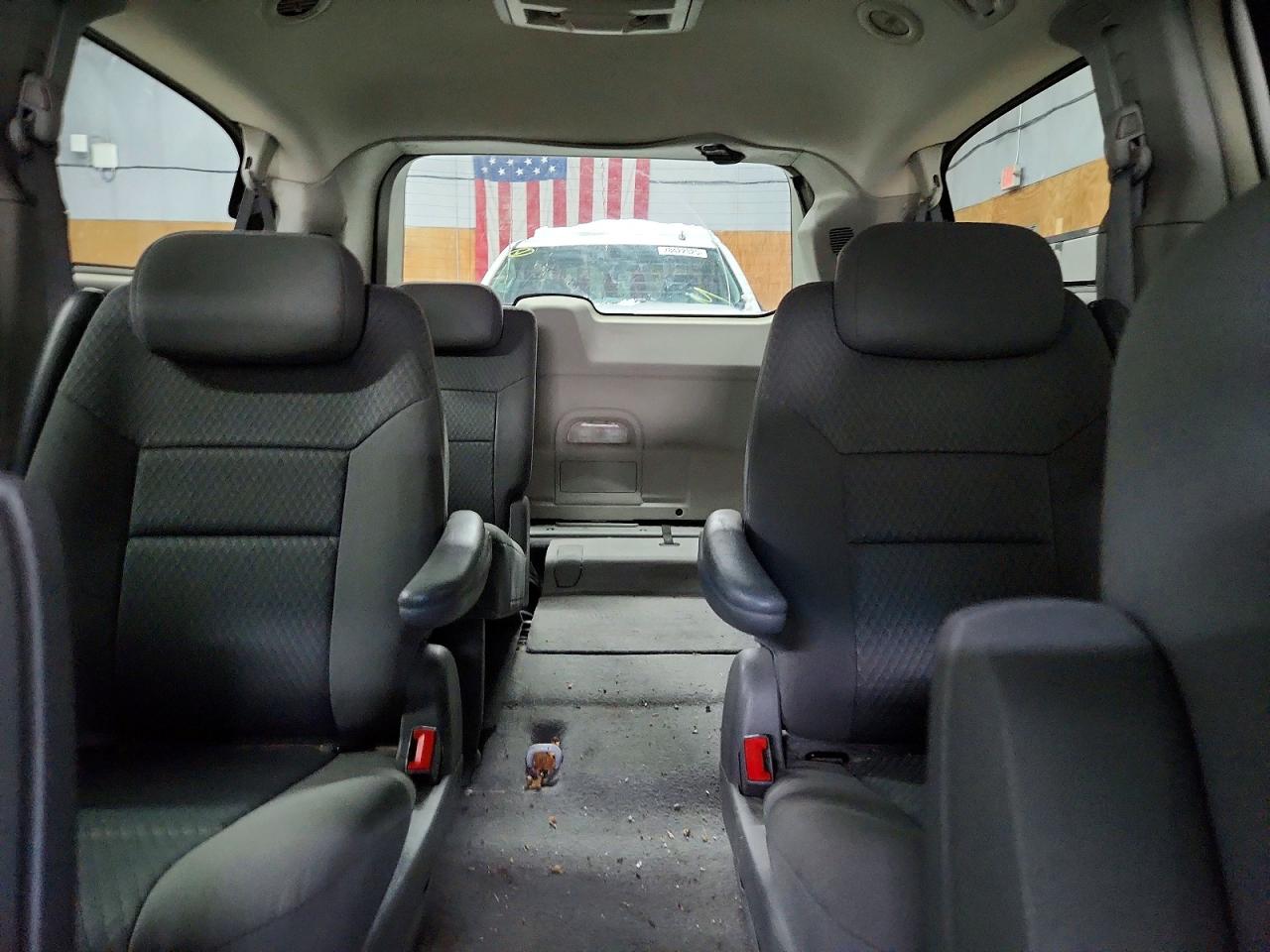 2010 CHRYSLER TOWN & COUNTRY TOURING photo 19