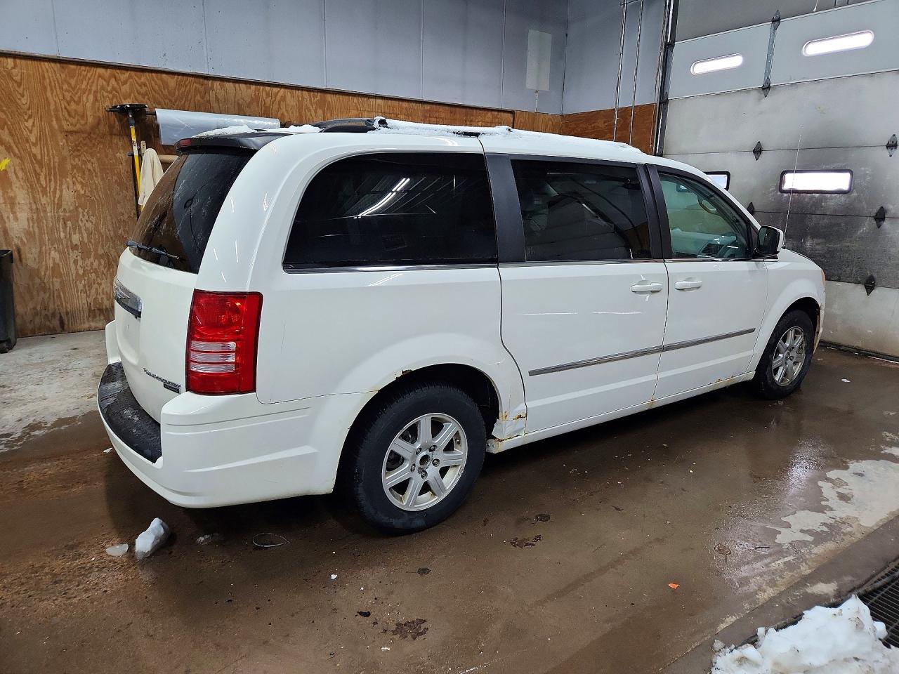 2010 CHRYSLER TOWN & COUNTRY TOURING photo 5