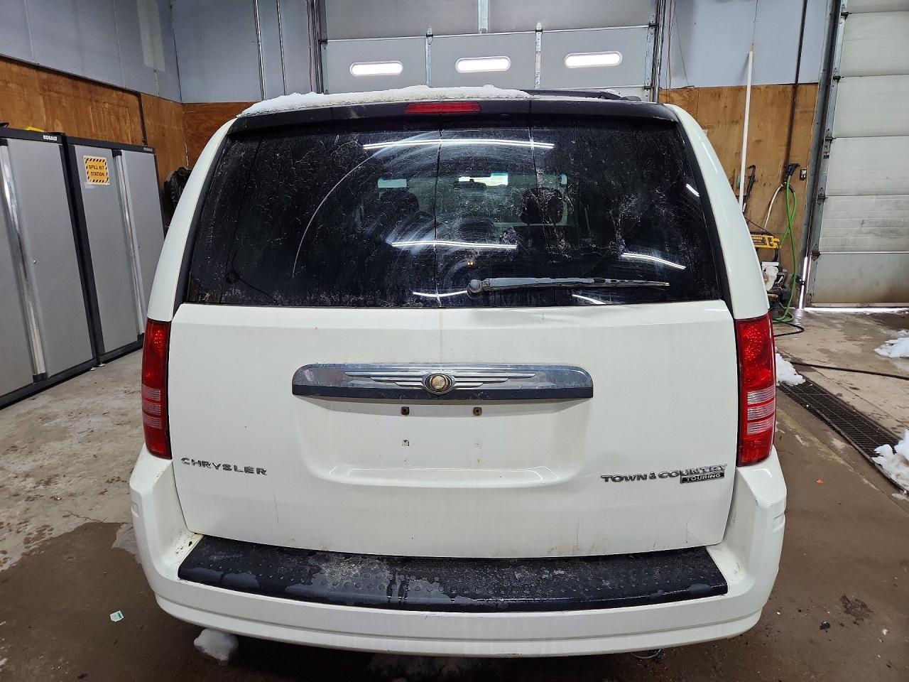 2010 CHRYSLER TOWN & COUNTRY TOURING photo 11