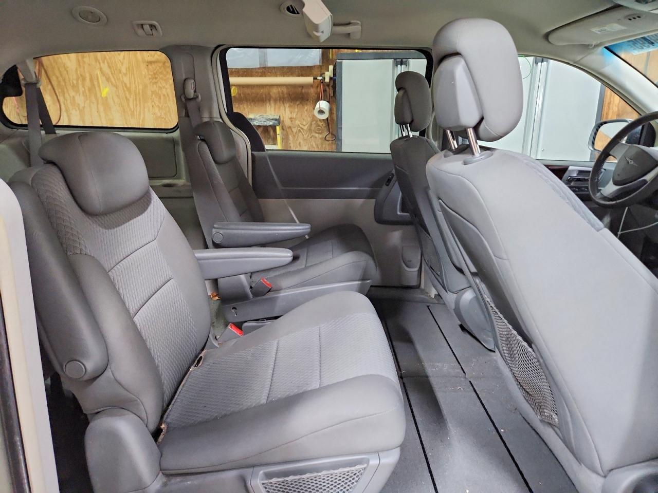 2010 CHRYSLER TOWN & COUNTRY TOURING photo 21