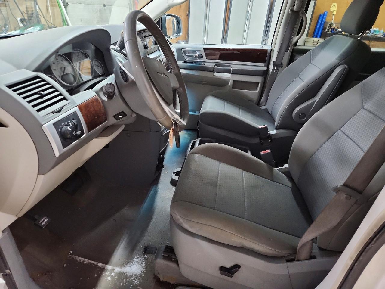 2010 CHRYSLER TOWN & COUNTRY TOURING photo 13