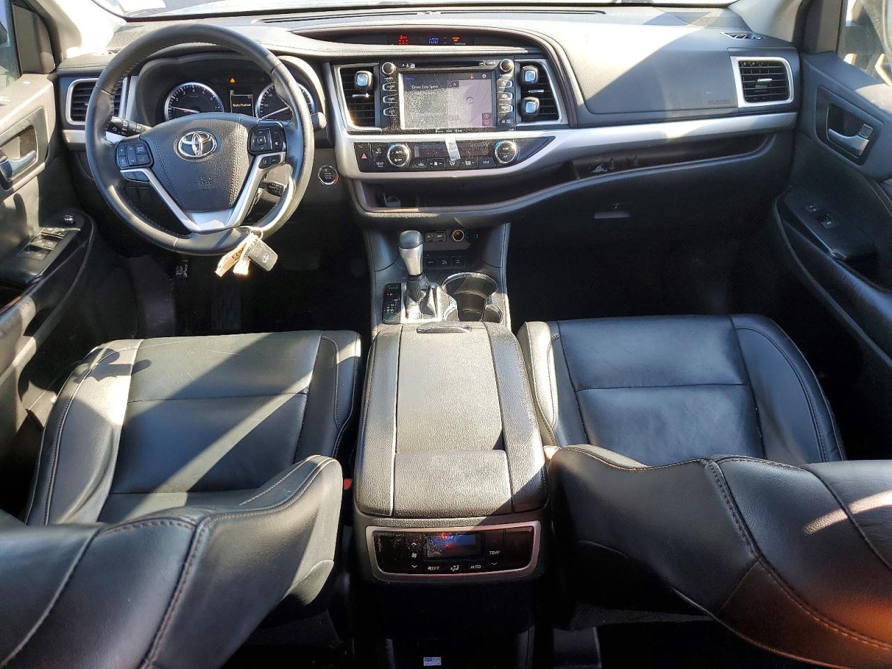 2019 TOYOTA HIGHLANDER XLE photo 8