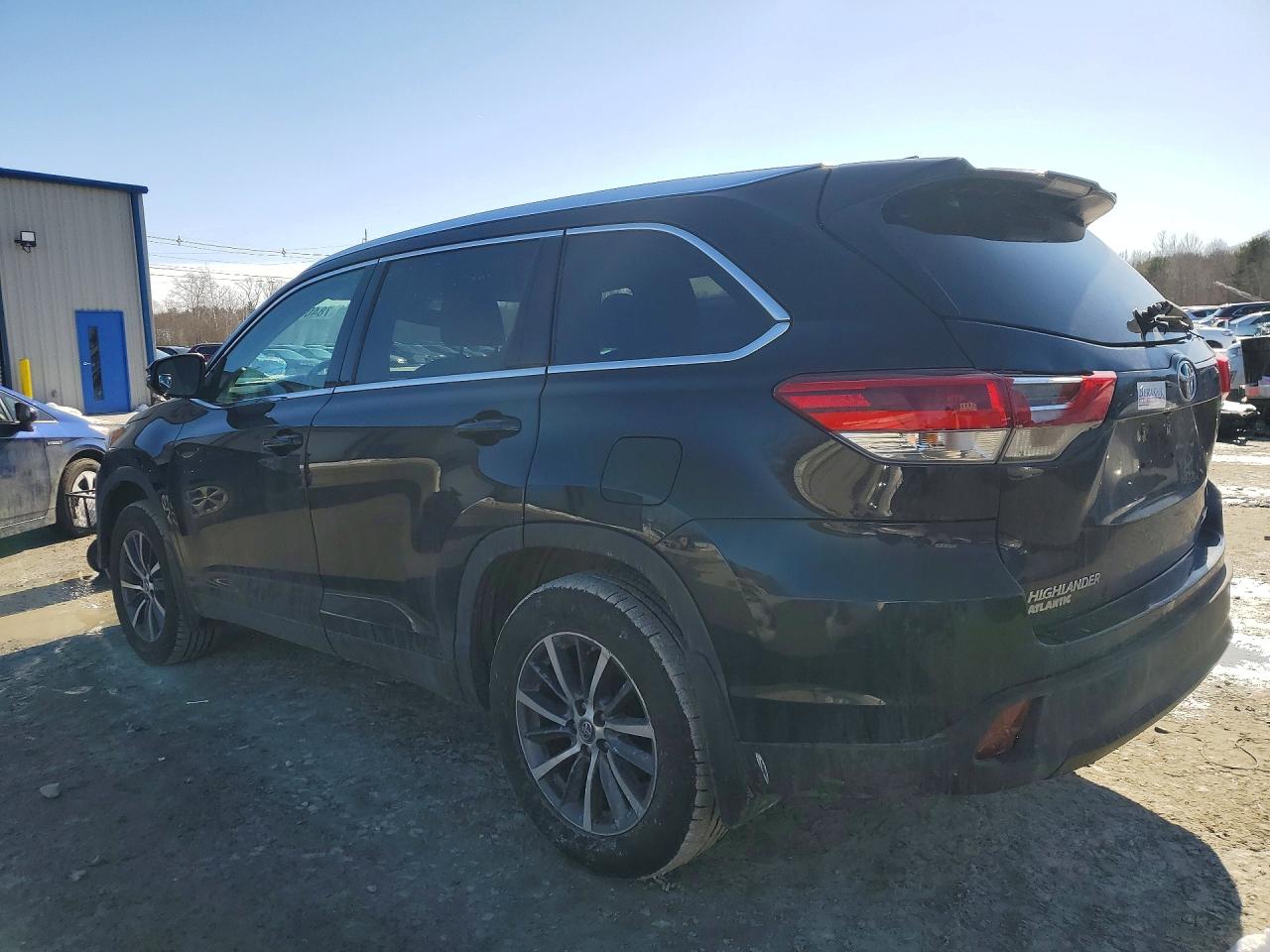 2019 TOYOTA HIGHLANDER XLE photo 2