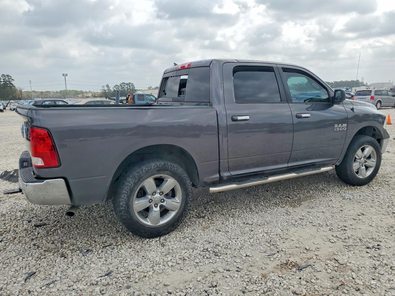 2017 RAM 1500 SLT photo 3