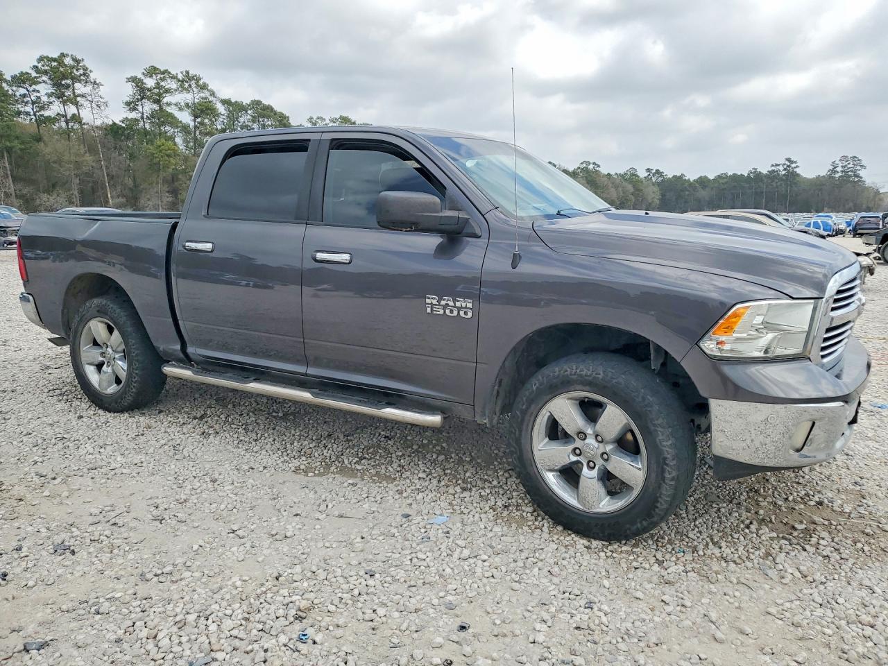 2017 RAM 1500 SLT photo 4